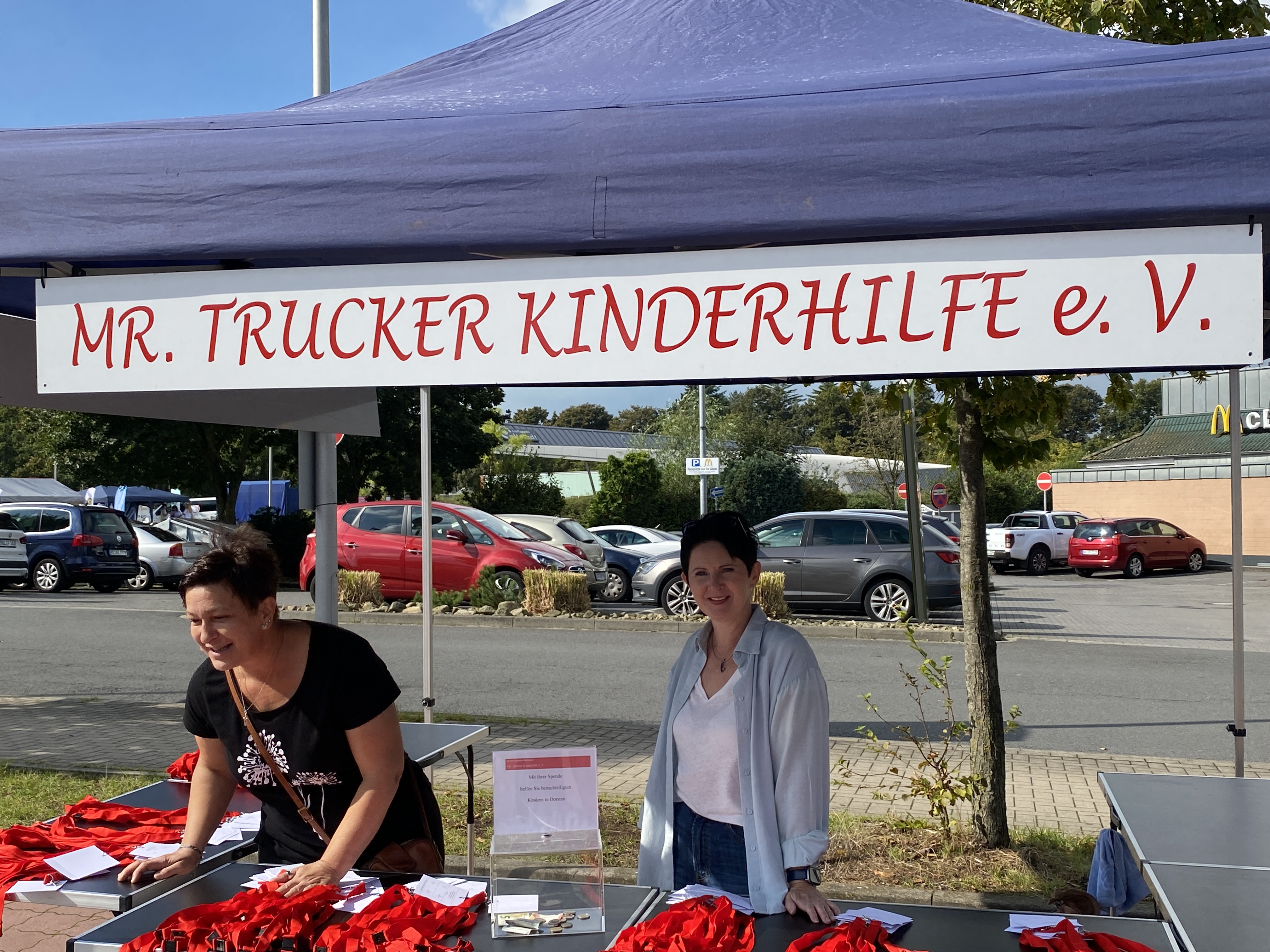 Herzlich willkommen zum Weltkindertag2024 rund um den Treffpunkt Altstadt. Die Mr. Trucker Kinderhilfe bietet den Kindern wieder ein tolles Spielprogramm und zudem kostenlos. Unser Spielpark ist auf dem Media-Markt-Parkplatz aufgebaut. Wir freuen uns auf euch.