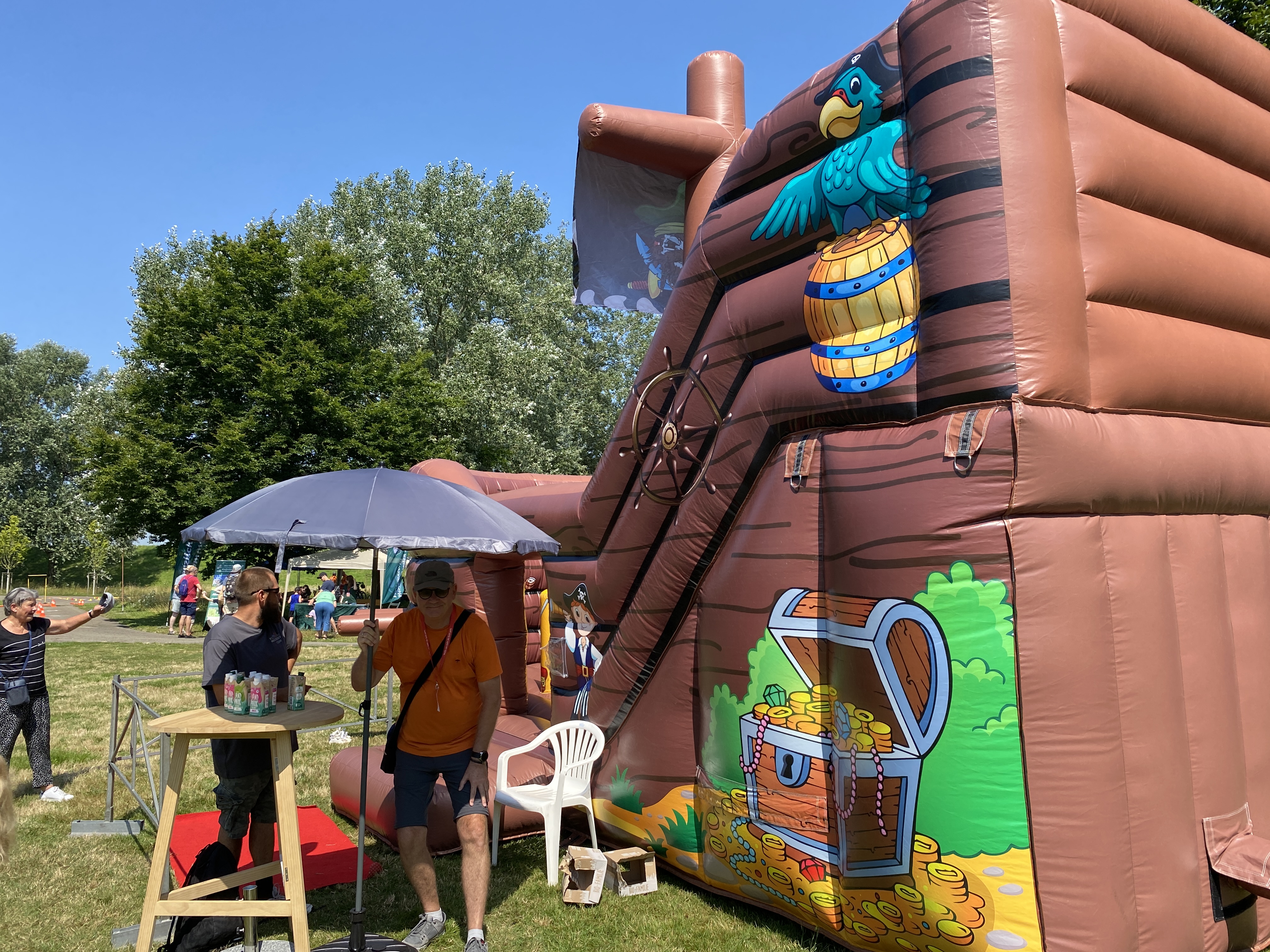 Trotz großer Hitze und Schwüle war der diesjährigen Familientag der Sparkasse ein voller Erfolg. Die Mr. Trucker Kinderhilfe hatte in Zusammenarbeit mit Koczy-Events einen großen Spielpark aufgebaut. Tausende Besucher und vor allem die Kinder hatten einen Riesenspaß. Danke an alle Helferinnen und Helfer, die bei der großen Hitze mitgeholfen haben.